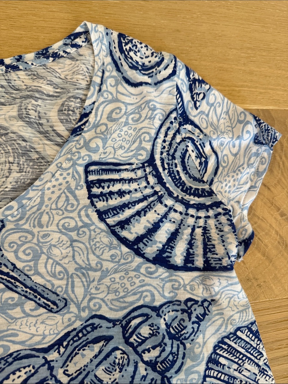 Lilly Pulitzer Short Sleeve V-Neck Blue & White Seashell Pattern Women’s Tee xs - Picture 4 of 12